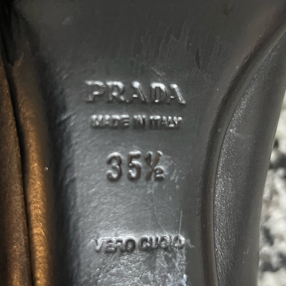 Prada leather pointed toe kitten heels with silver buckle - Picture 8 of 8